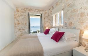 Villa Akoni في ميغانيسي: غرفة نوم مع سرير مطل على المحيط +19 صورة