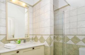 een badkamer met een wastafel en een douche bij Villa Athina in Ayios Nikitas +13 foto's
