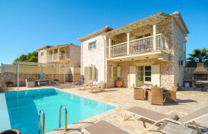 een villa met zwembad voor een huis bij Villa Athina in Ayios Nikitas