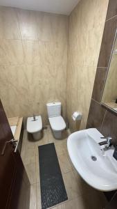 Un baño con lavabo blanco y inodoro. en Atico Finisterre, en Finisterre