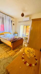 Ένα ή περισσότερα κρεβάτια σε δωμάτιο στο Sun Lake Hotel