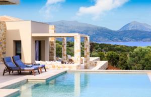 een villa met een zwembad met bergen op de achtergrond bij Villa Noesis in Katomérion