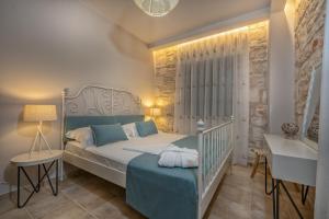 Кровать или кровати в номере Psarou Beach House