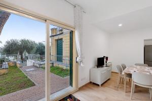 ein Wohnzimmer mit einer großen Glasschiebetür in der Unterkunft Casa vacanze Cavalca l'Onda in Poggio