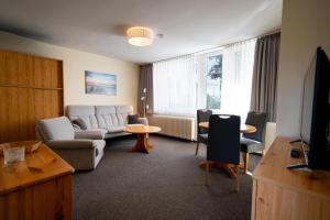 TV a/nebo společenská místnost v ubytování Haus Sonnenwinkel Bungalow 5