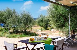 Loutsa Waterside في فاثي: طاولة وكراسي على فناء مع اطلالة