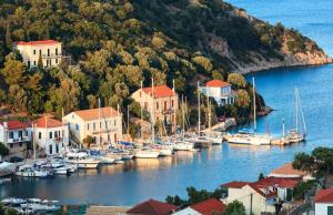 Loutsa Waterside في فاثي: يتم رسو مجموعة من القوارب في الميناء