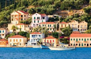 Loutsa Waterside في فاثي: قاربين في الماء أمام المدينة