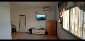 un soggiorno con TV a parete di studio Zen 1 a Ziguinchor