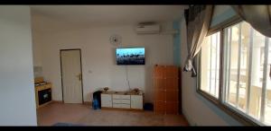 un soggiorno con TV a parete di studio Zen 1 a Ziguinchor