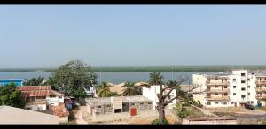 una città con edifici e un grande bacino d'acqua di studio Zen 1 a Ziguinchor Altre 4 foto