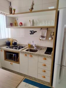 Кухня или мини-кухня в Apartamento à 3min do Aeroporto

