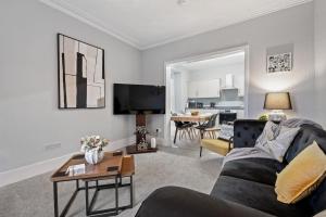 Телевизор и/или развлекательный центр в Leo Apartment - 4 Bedroom Flat in Nairn