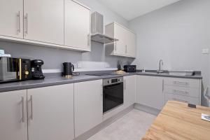Кухня или мини-кухня в Leo Apartment - 4 Bedroom Flat in Nairn
 +8 фотографий