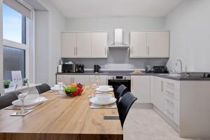 Кухня или мини-кухня в Leo Apartment - 4 Bedroom Flat in Nairn
