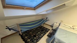 una hamaca en una habitación con ventana en Atico Finisterre, en Finisterre
