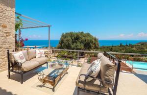 The Yiameli Collection - Yasmi في Skinária: فناء مع أريكة وطاولة زجاجية