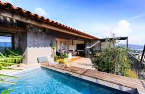 ポルト・ヴェッキオにあるPenthouse Les Oliviersのプール付きの家の画像