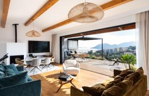 ポルト・ヴェッキオにあるPenthouse Les Oliviersのソファと椅子とテーブルのあるリビングルーム