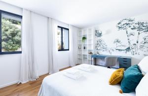 ポルト・ヴェッキオにあるPenthouse Les Oliviersのベッドと机のある白い寝室 +20枚の写真