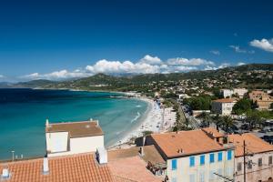 una vista de la playa en un pueblo costero en Le Maria Venezia, en LʼÎle-Rousse 6 fotos más