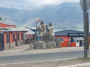 a statue of two men on the side of a street at DEPARTAMENTO a ESTRENAR - TUCUMAN in San Miguel de Tucumán