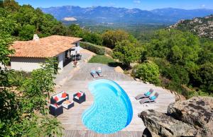una piscina all'aperto con sedie e una casa di Villa Alzitella a Sotta