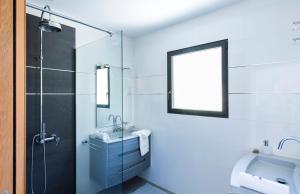 un bagno con doccia, lavandino e specchio di Villa Alzitella a Sotta Altre 16 foto