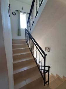 Triplex - Suite parentale في غراند غايوب: درج مع سور اسود ونافذة