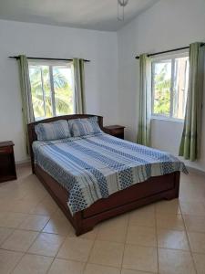 Triplex - Suite parentale في غراند غايوب: غرفة نوم بها سرير في غرفة بها نوافذ +3 صور