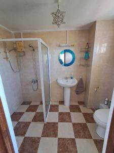Triplex - Suite parentale في غراند غايوب: حمام مع دش ومغسلة ومرحاض