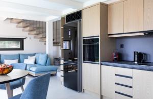 una cucina e un soggiorno con divano blu di Torretta - Harmonia a Lygia