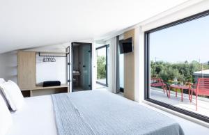 una camera da letto con un letto e una grande finestra di Torretta - Harmonia a Lygia