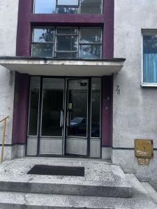 弗尔沙茨Apartman Lola的带有玻璃门的建筑物入口