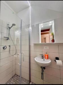 Affittacamere LA CASA DI GIADA a 3 minuti dal casello autostradale di Imola - parcheggio privato e self check-in في إيمولا: حمام مزود بدش ومغسلة