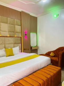 Una cama o camas en una habitación de Edmondrooms and suites hotel