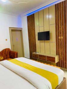 Una televisión o centro de entretenimiento en Edmondrooms and suites hotel