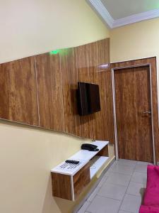 Una televisión o centro de entretenimiento en Edmondrooms and suites hotel 4 fotos más