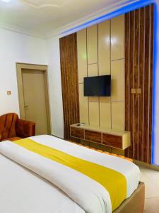 Una televisión o centro de entretenimiento en Edmondrooms and suites hotel