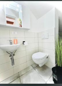 Affittacamere LA CASA DI GIADA a 3 minuti dal casello autostradale di Imola - parcheggio privato e self check-in في إيمولا: حمام مع مرحاض ومغسلة