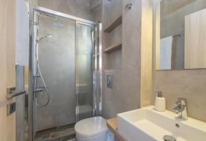 une salle de bains avec douche, lavabo et toilettes dans l'établissement Acqua Di Mare - Villa Bella, à Nydri 11 autres photos