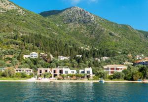 un complexe sur la rive d'une masse d'eau dans l'établissement Acqua Di Mare - Villa Bella, à Nydri