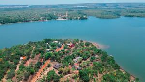 an island in the middle of a body of water at Chalés Portal das Chácaras in Brejo Sêco