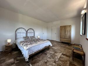 Postel nebo postele na pokoji v ubytování Luxury Villa Overlooking Val D'orcia + 32 fotografií