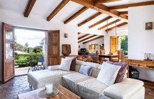 een woonkamer met een bank en een tafel bij U Caseddu in Sotta