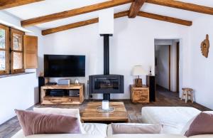 een woonkamer met een bank en een flatscreen-tv bij U Caseddu in Sotta