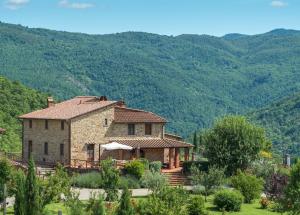 Villa Mille Desideri في أنغياري: منزل فيه جبال في الخلف