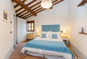 Villa Mille Desideri في أنغياري: غرفة نوم بسرير كبير في غرفة ذات أسقف خشبية +29 صورة