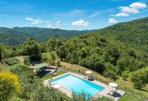 Villa Mille Desideri في أنغياري: اطلالة جوية على مسبح مع جبال في الخلفية