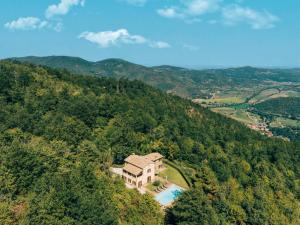 een luchtzicht op een huis boven op een berg bij Villa Forconi in Lisciano Niccone